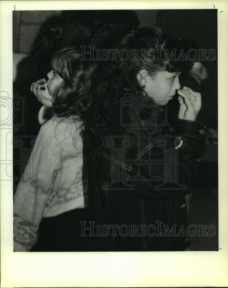 1989 Press Photo Young girls enjoy Christmas cookies they decorated at a lock-in - Historic Images