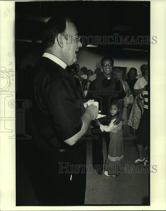 1980 Press Photo Church rectors and their congregation welcome rescued Haitians - Historic Images