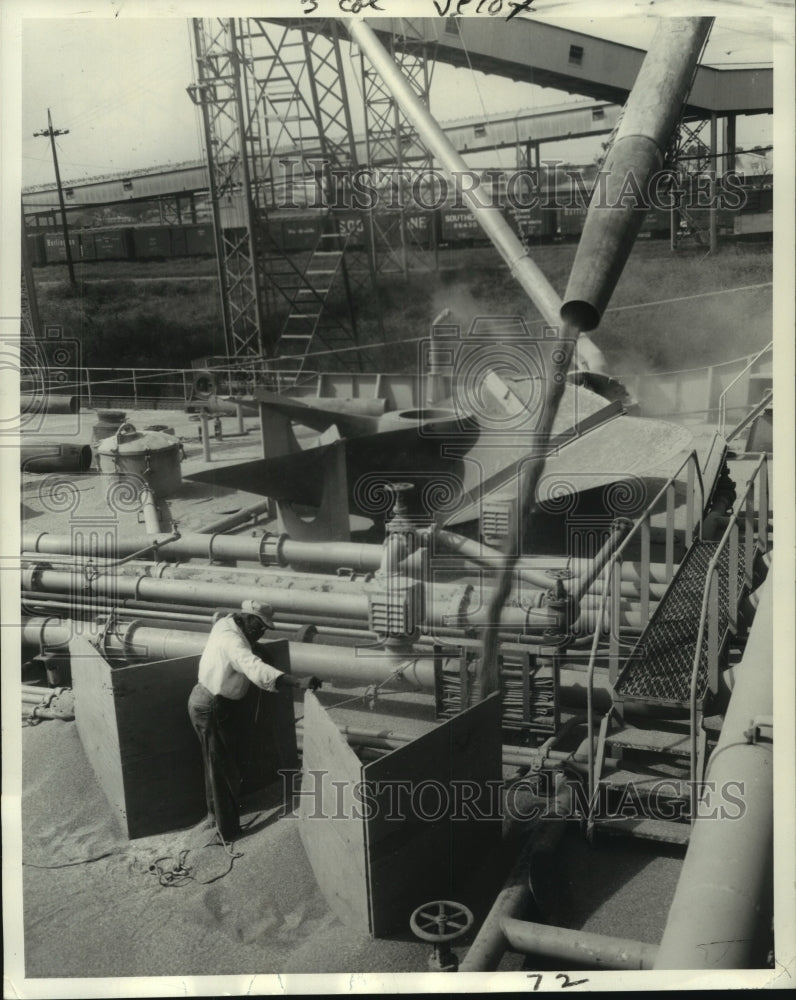 1966 Press Photo Grain being loaded onto ship at Port of New Orleans - nob24745 - Historic Images