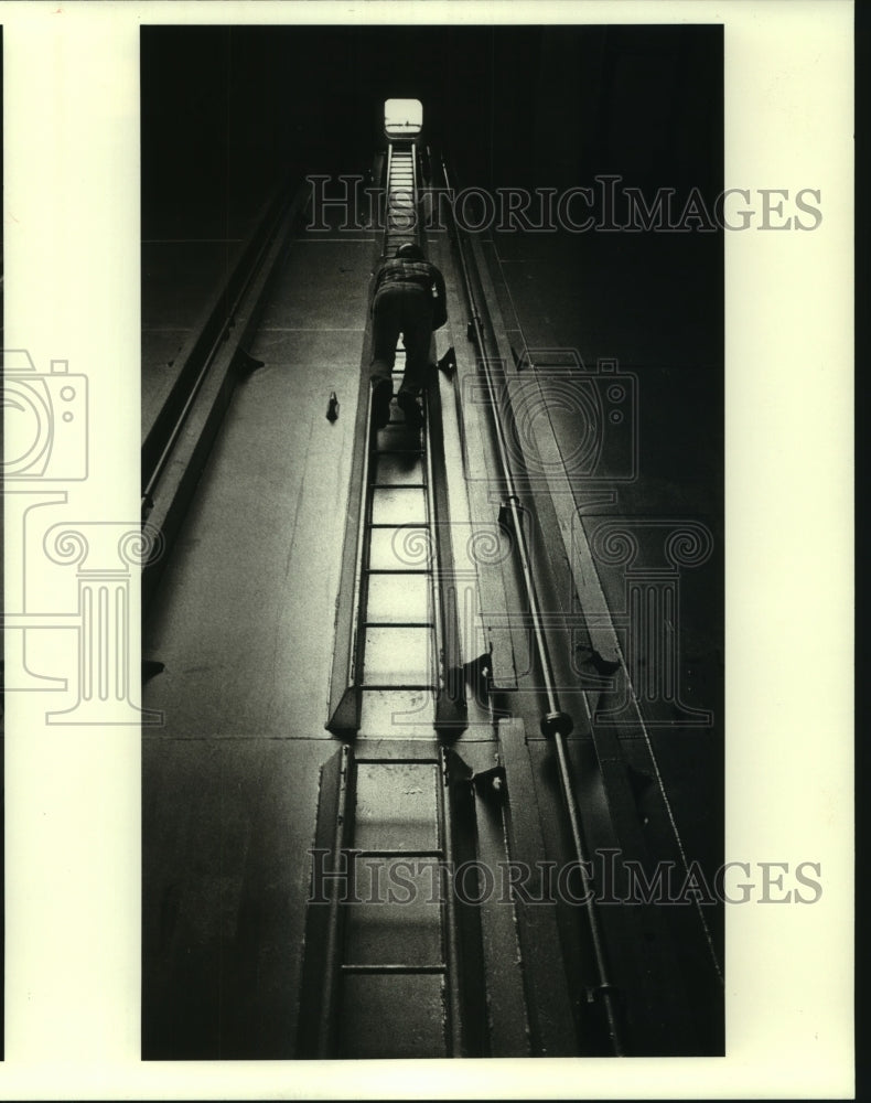 1981 Press Photo Man travels down ladder for grain inspections - nob24746 - Historic Images