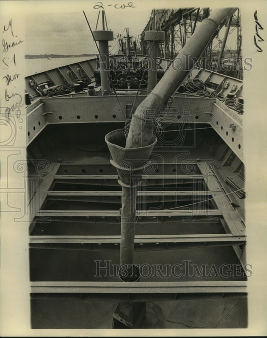 1975 Press Photo Despite legal troubles, grain is still being loaded here. - Historic Images