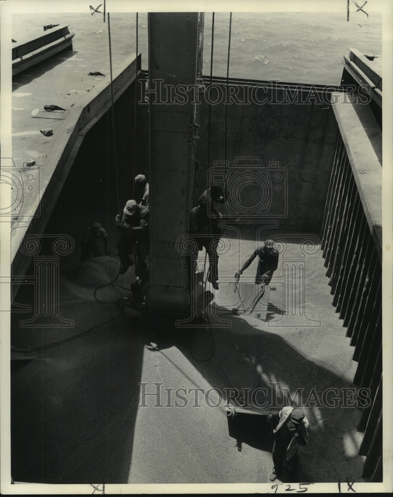 1989 Press Photo Grain being loaded into ship - Historic Images