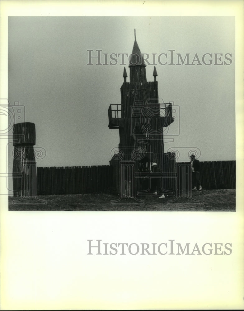 1989 Press Photo Some students work on their Castle on the levee - Historic Images