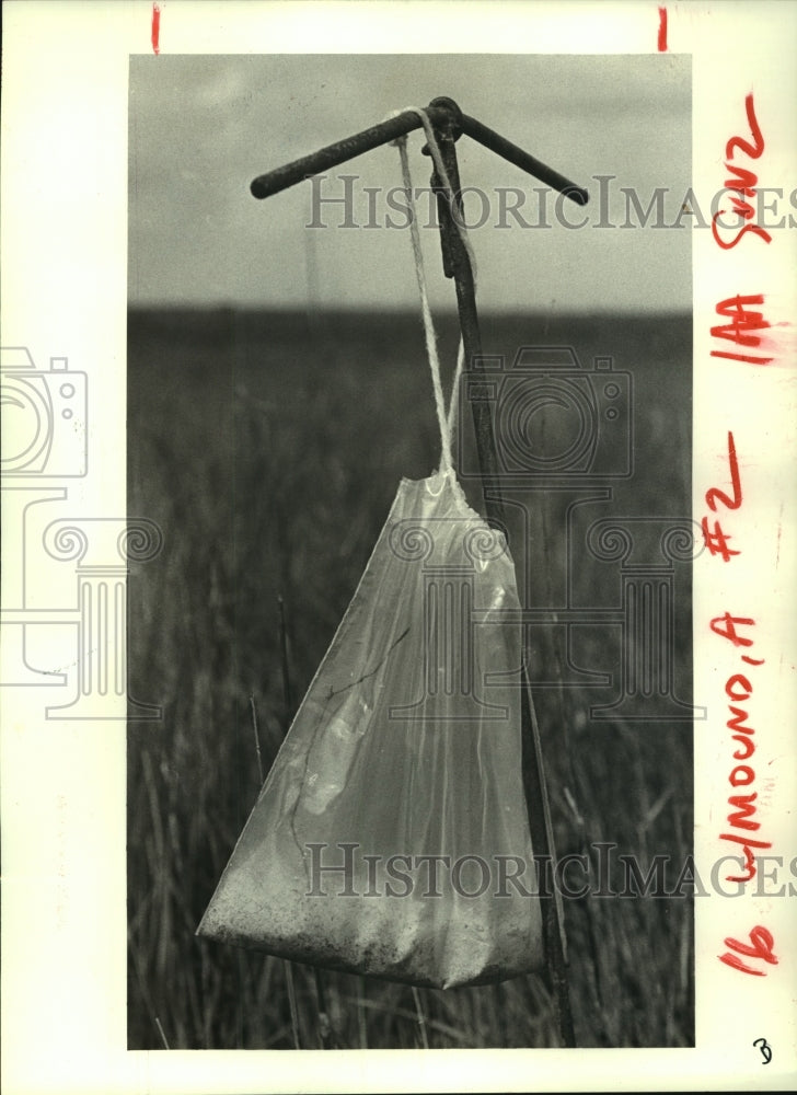 1985 Press Photo Bag of pottery shards and animal bones at St. Bernard marsh - Historic Images