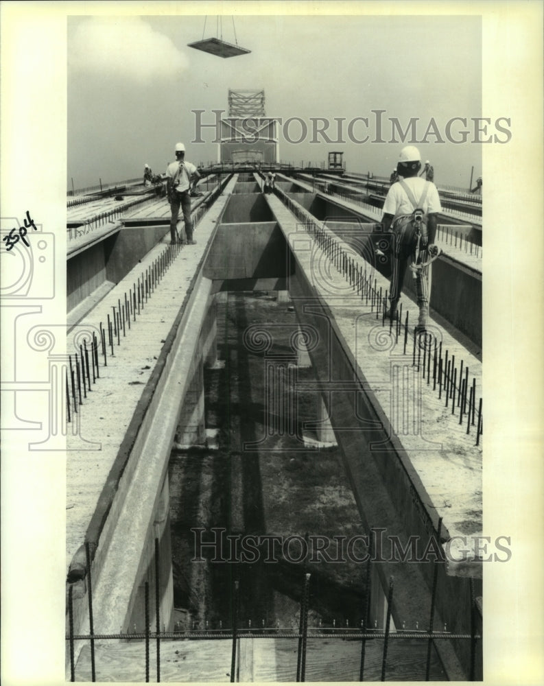 1994 Press Photo Construction of West Bank approach to Gramercy Wallace Bridge - Historic Images