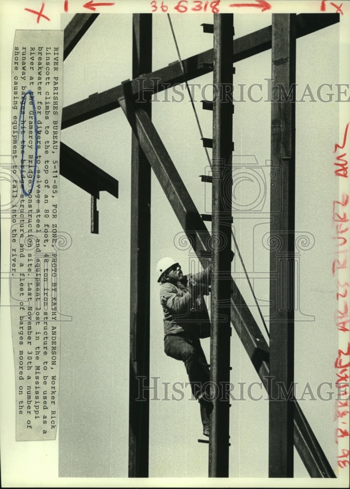 1985 Press Photo Worker Rick Linscott climbs breakwater structure - nob24754 - Historic Images