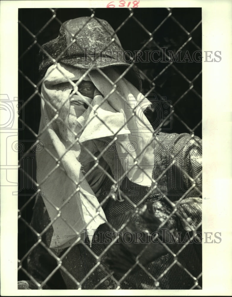 1986 Press Photo Michael Morris paints chain link fence at Girard Playground - Historic Images