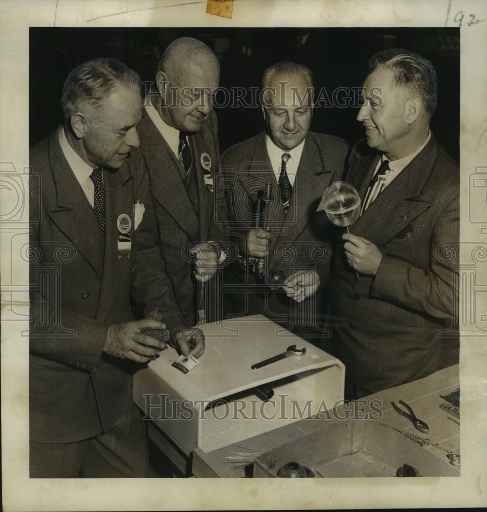 1949 Press Photo Radiator and Sanitary Corp. leaders assemble a plumbing unit - Historic Images