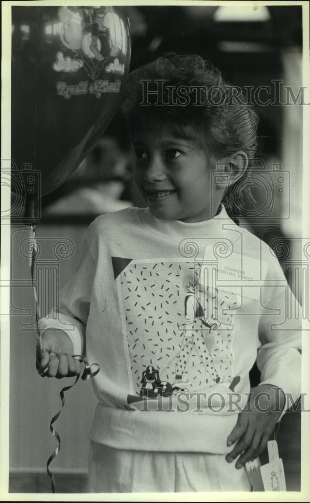 1989 Press Photo Glamour School student Monique Graves at McDonald Fashion Show - Historic Images