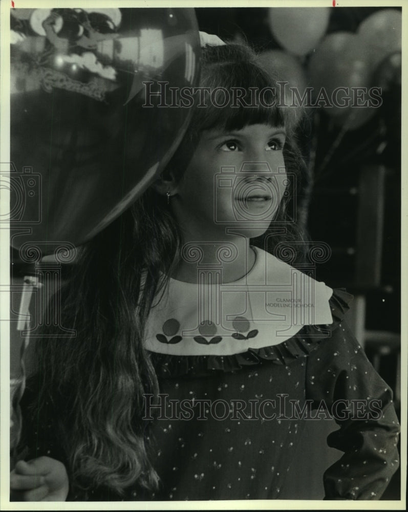 1989 Press Photo Nancy Hunt of Glamour School during McDonald Fashion Show - Historic Images