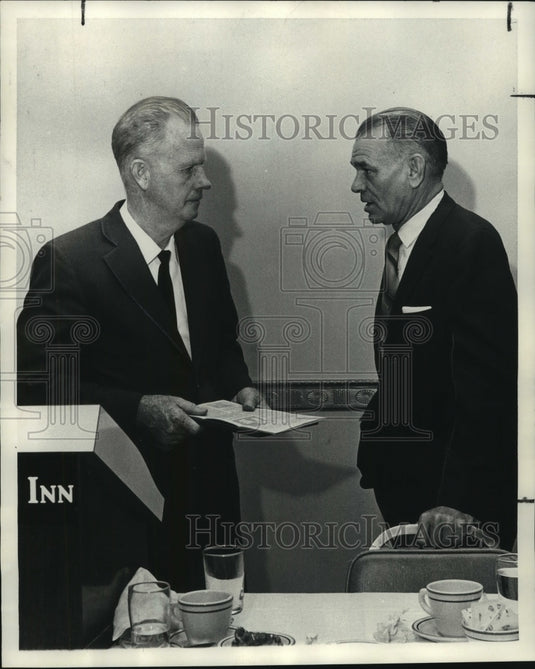 1970 Press Photo Dr. Leslie Glasgow discusses plan with Morris Ford - nob24801 - Historic Images