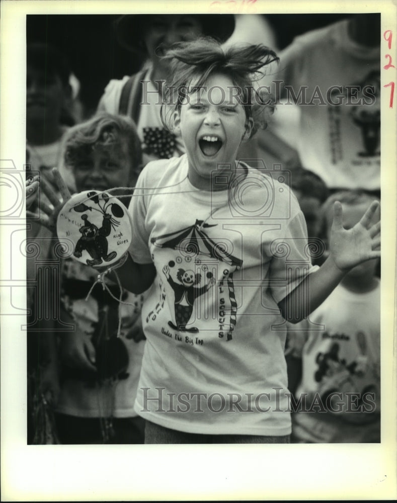 1989 Press Photo Michelle Nicholson celebrates after winning the sponge throw - Historic Images