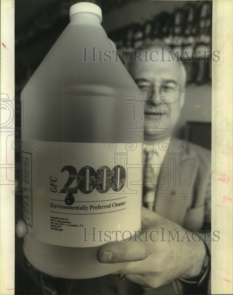 1992 Press Photo Delegate holds the GFC 2000 Environmentally Preferred Cleaner - Historic Images