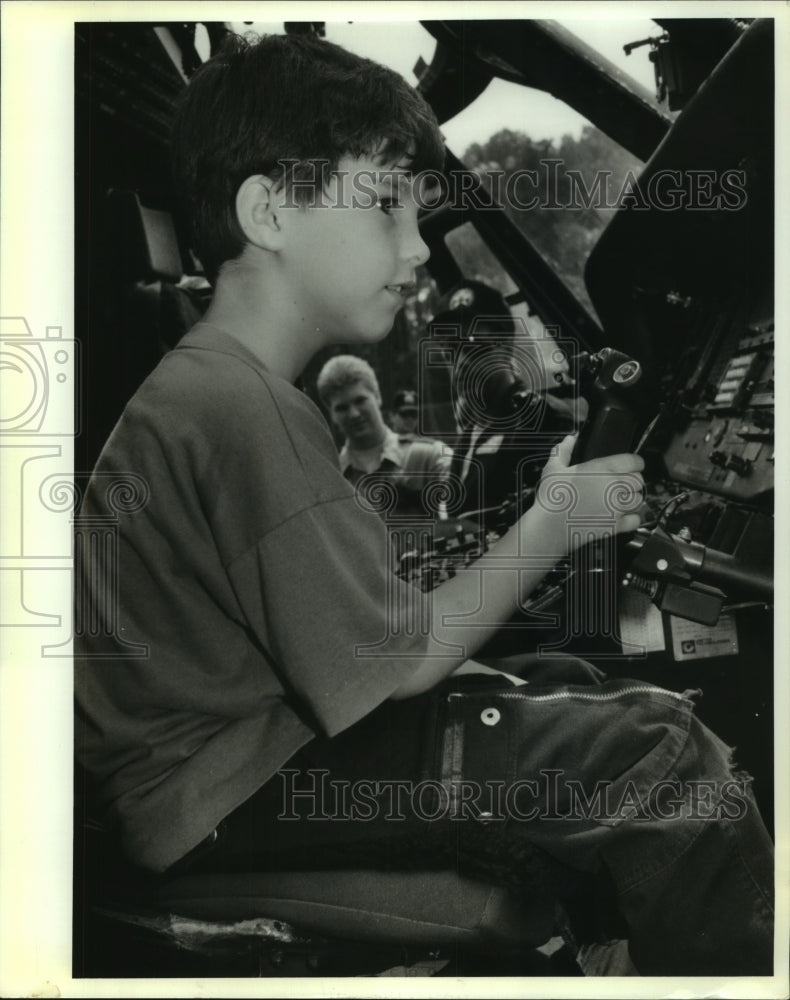 1992 Press Photo Brian Givens sits at the controls of a U.S. Customs helicopter - Historic Images