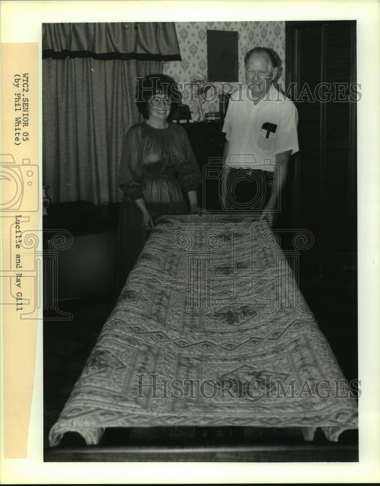 1992 Press Photo Lucille and Ray Gill show off a quilt - nob24894 - Historic Images