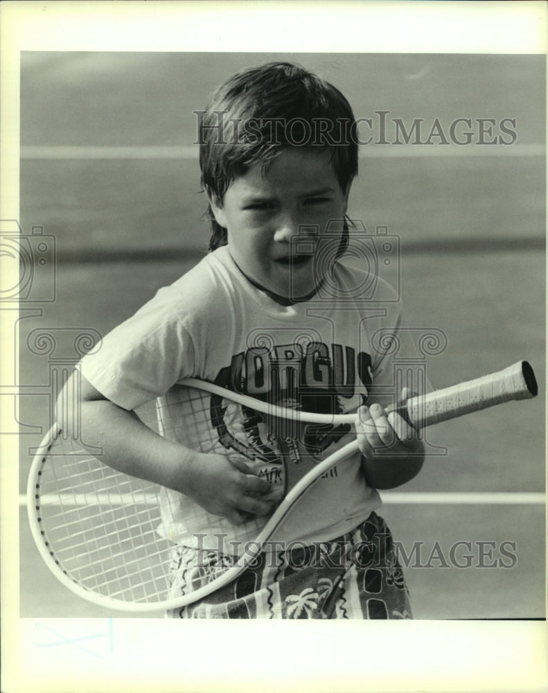 1989 Press Photo Kenner-Matt Gilbert plays air guitar with his tennis racket - Historic Images