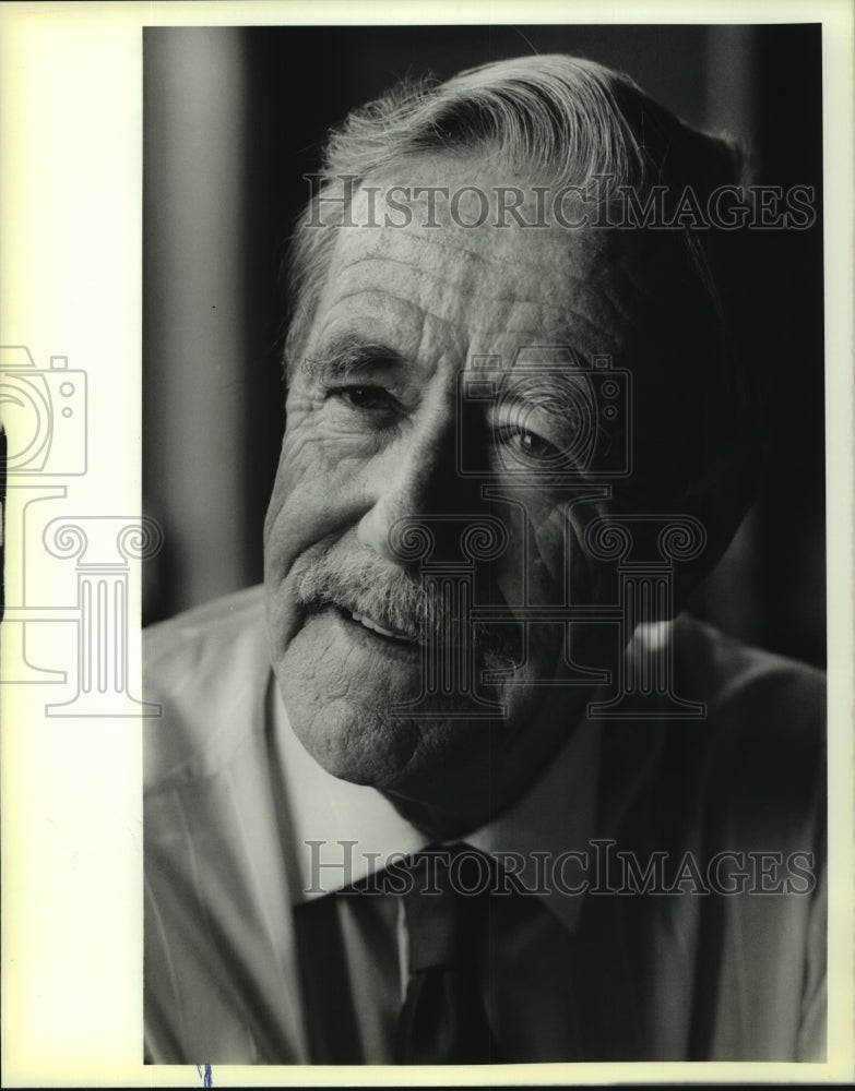 1989 Press Photo Derek Gill, author and journalist - Historic Images