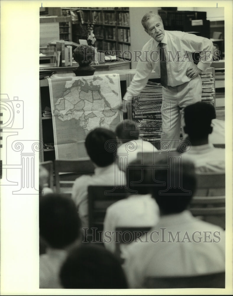 1989 Press Photo Derek Gill, author and journalist with Holy Cross Students - Historic Images