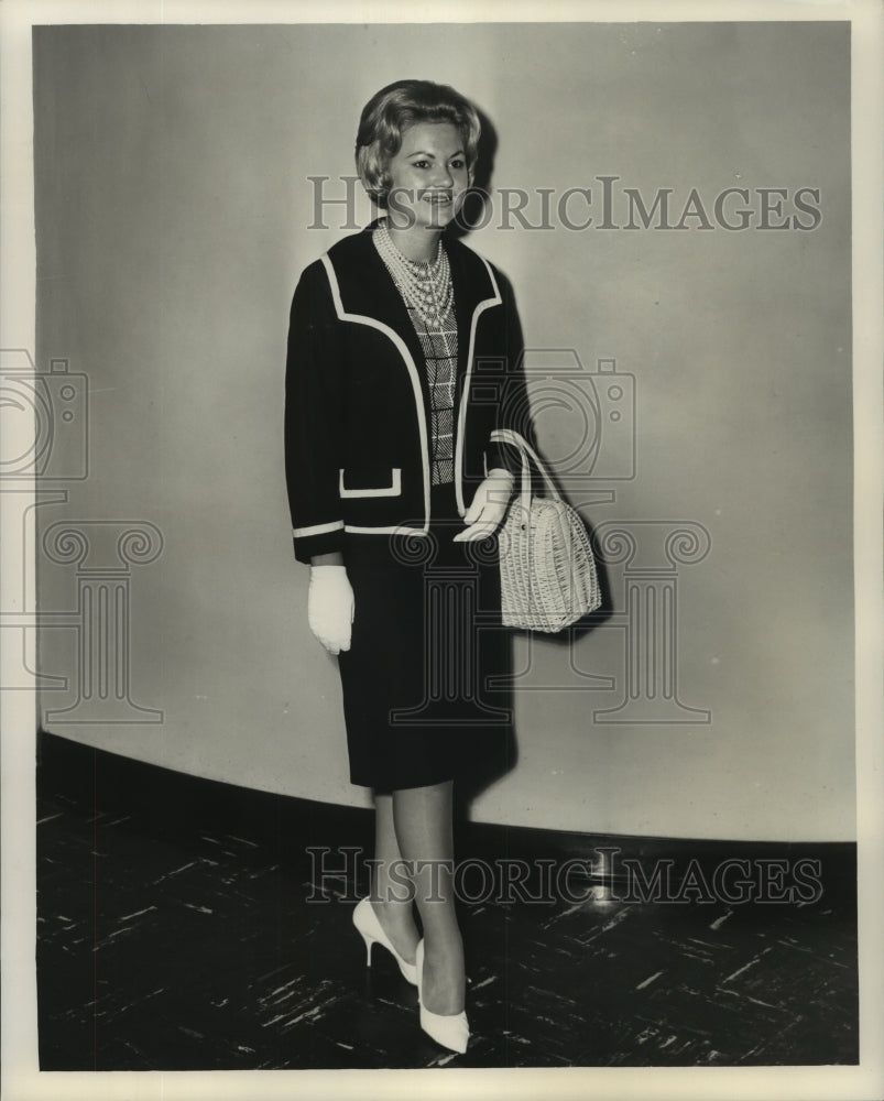 1961 Linda Gill in her business attire en route to a meeting - Historic Images