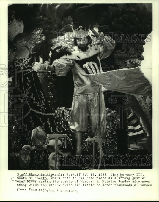 1988 Press Photo Santo Giliberto as King Mercury III during parade in Metairie - Historic Images