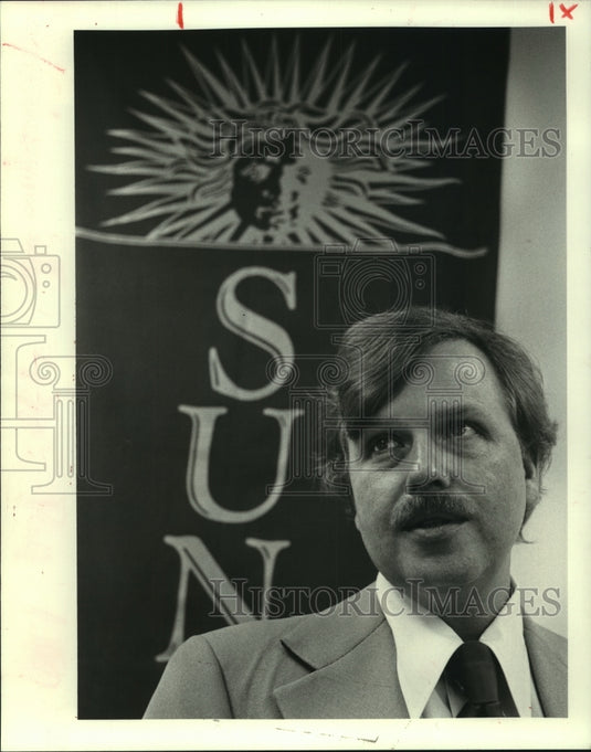 1983 Press Photo Vaughan Glassgow, curator of the "Sun King show" at Cabildo - Historic Images