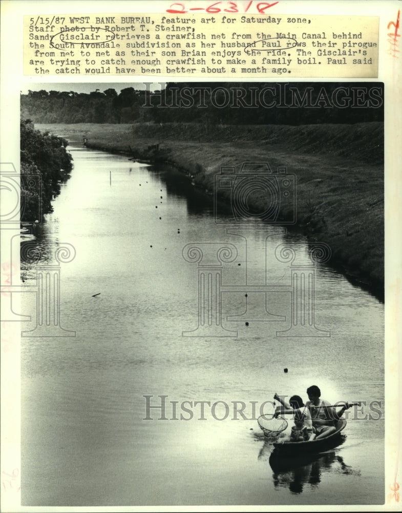 1987 Press Photo Sandy Gisclair and family catch crawfish from Main Canal - Historic Images