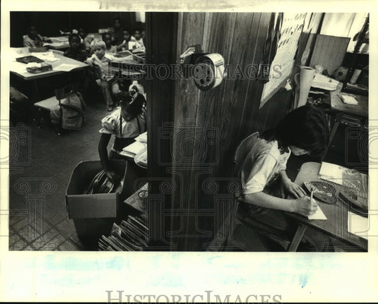 1984 Press Photo Students at the overcrowded Godchaux Grammar School in Reserve - Historic Images