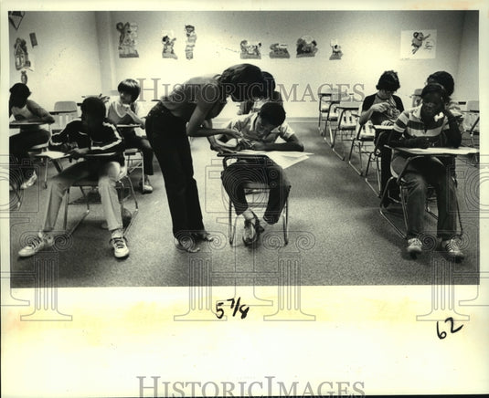 1982 Press Photo Leon Godchaux Jr. High School's "Suspension-Reduction Program" - Historic Images