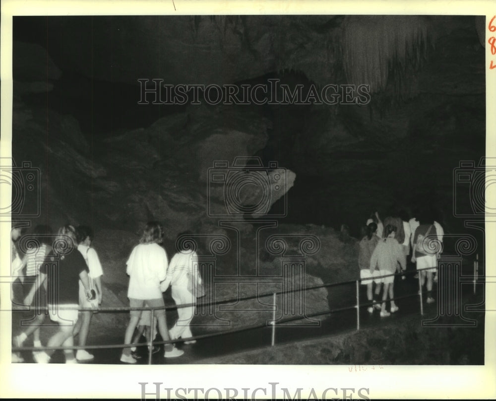 1988 Press Photo  Girl Scout Cadet Troop 633 tours Tuckaleechee Caverns - Historic Images