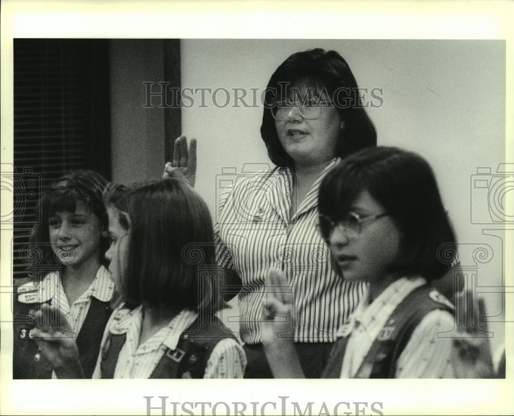 1990 Press Photo Girl Scout meeting at the House of Prayer Lutheran Church - Historic Images