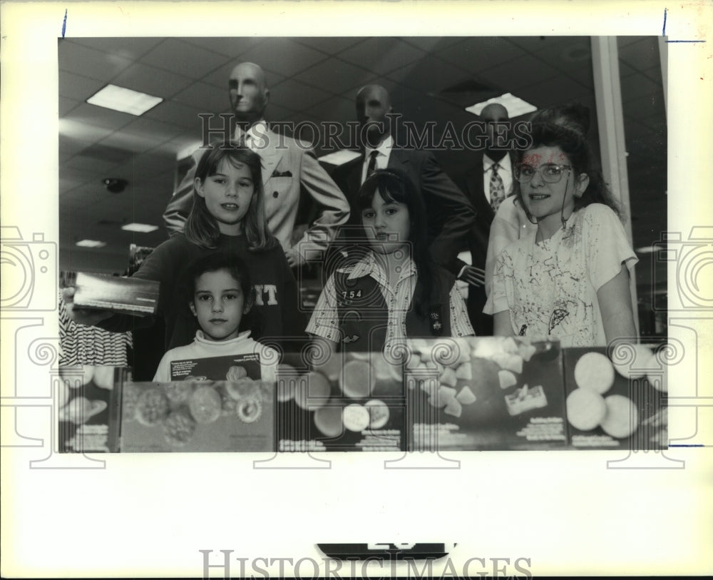 1990 Press Photo Girl Scout Troop 3011selling cookies at Maison Blanche - Historic Images