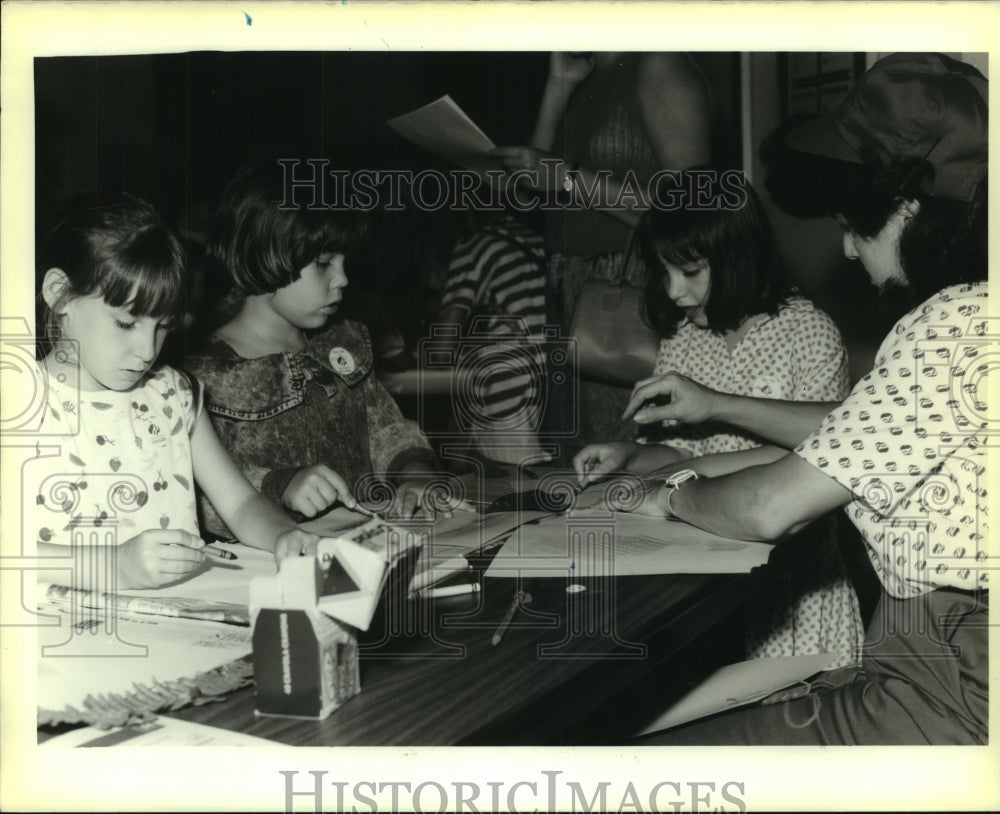 1989 Press Photo Mary Catoir at Girl Scout Recruiting Fair at Clearview Parkway - Historic Images