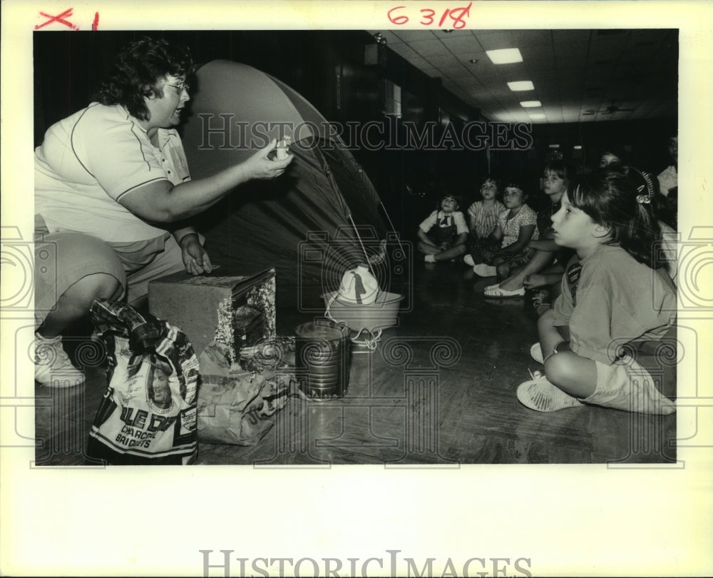 1988 Press Photo Girl Scouts at the Spring Jamboree at the Elks Lodge, Slidell - Historic Images