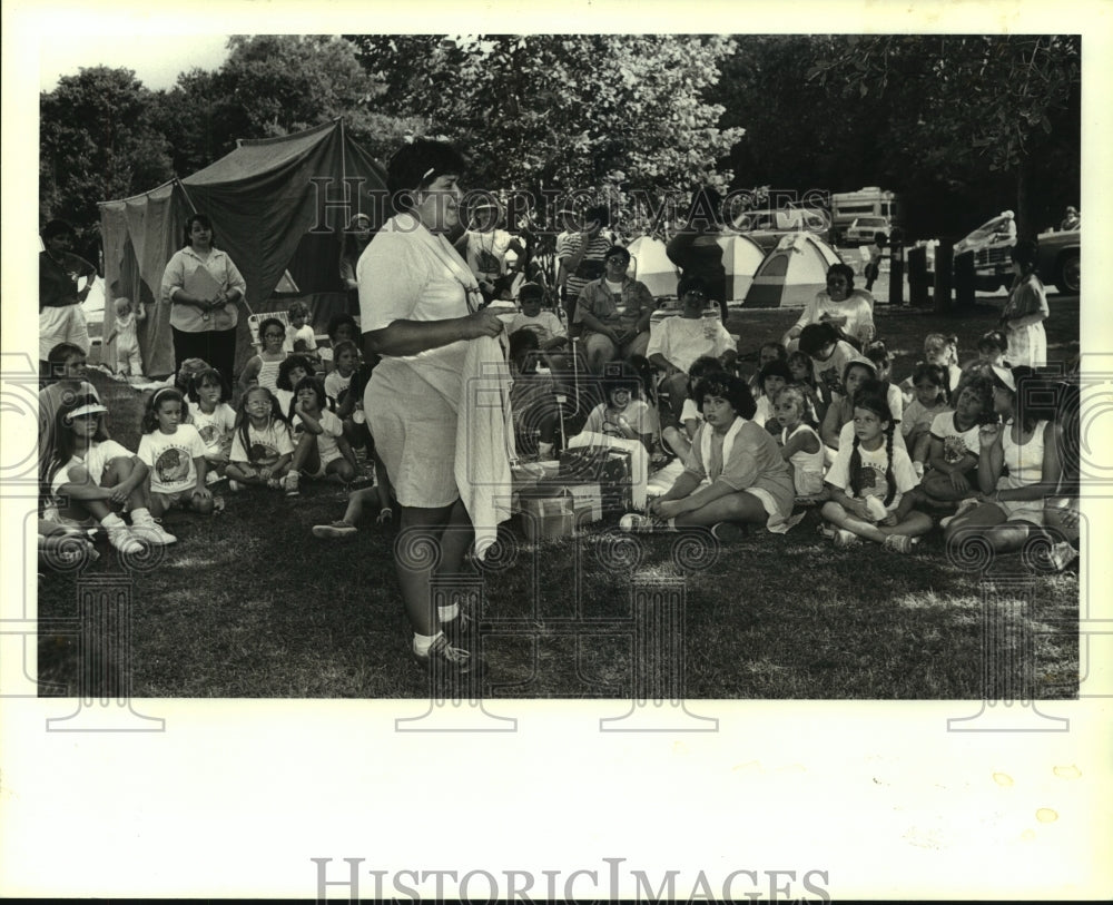 1988 Press Photo Girl scouts&#39; camp-out at St. Bernard State Park in Caervarvon - Historic Images