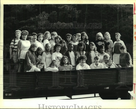 1988 Press Photo Cadet Girl Scout Troop 633 visits the Great Smokey Mountains - Historic Images