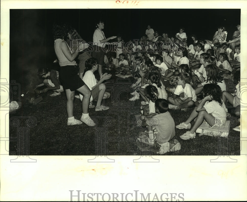 1988 Press Photo Camp Fire at Girl Scout camp-out at the St. Bernard State Park - Historic Images