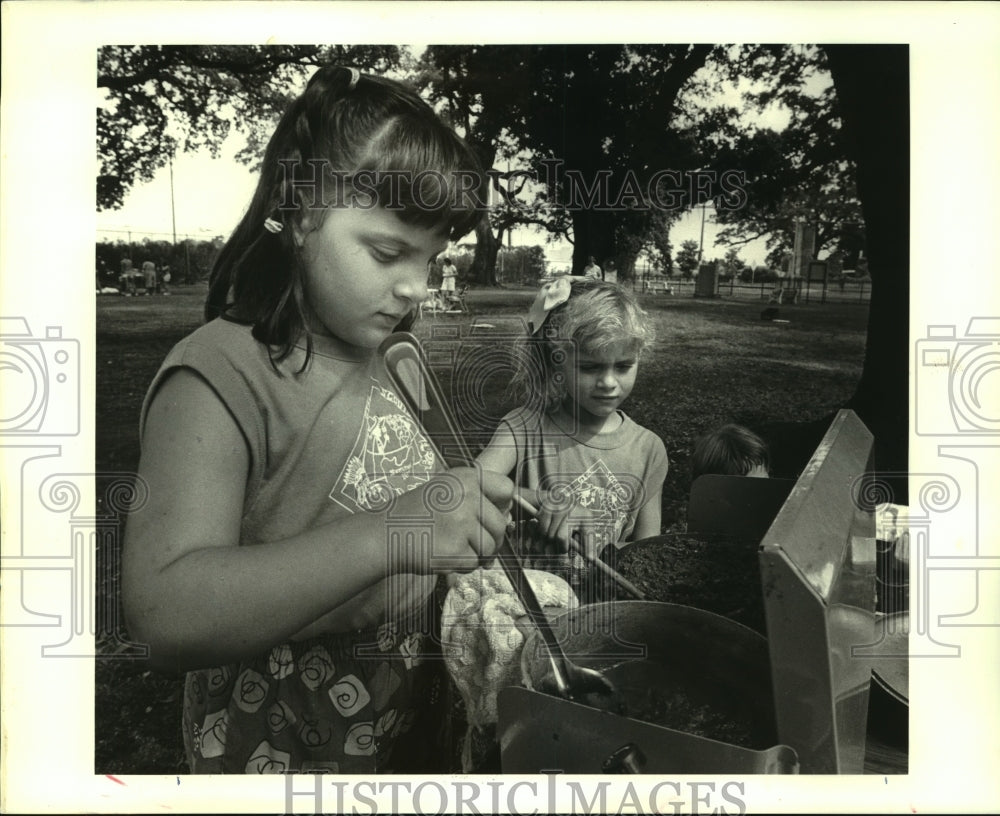 1987 Press Photo Lori Spadon, Melissa Ragas- Girls Scout Day Camp in Chalmette - Historic Images