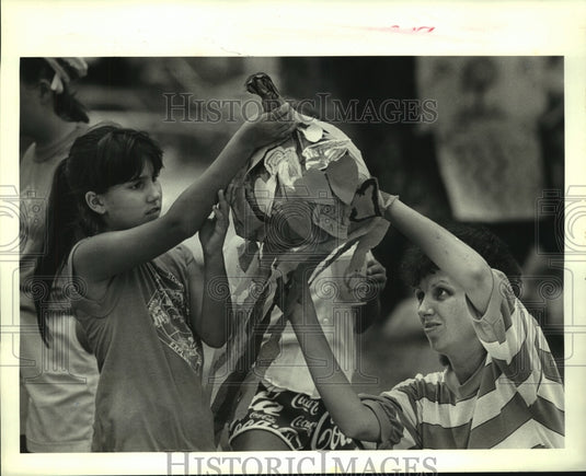 1987 Press Photo Girl Scout Day Camp under the Pakenham Oaks in Chalmette - Historic Images