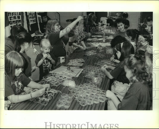 1990 Press Photo Girl Scout Creativity Day Camp held at Metairie Gramar School - Historic Images