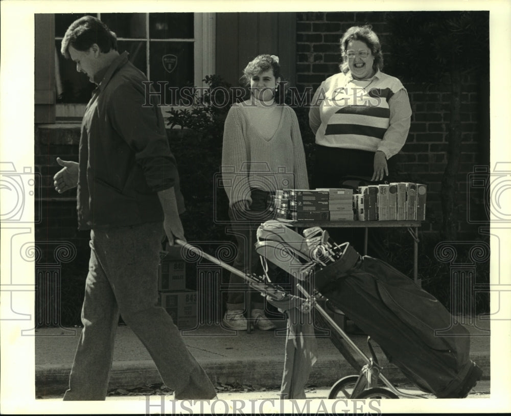 1987 Press Photo Girl Scout Troup 27 selling cookies at the City Park Clubhouse - Historic Images