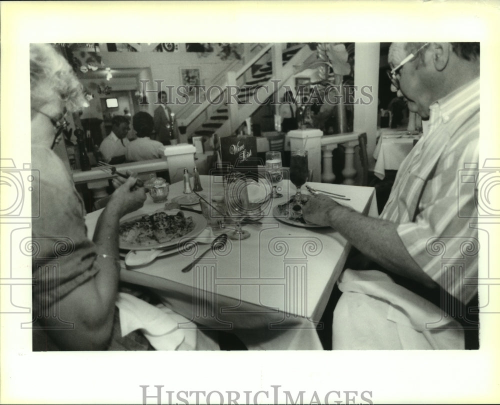 1995 Press Photo Sue and Larry Teddlie eating their meals at Giorgios - Historic Images