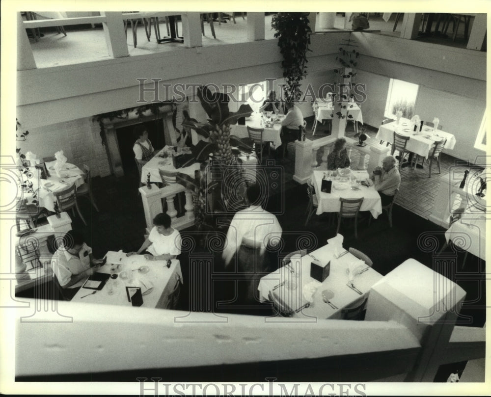 1995 Press Photo View of the open atmosphere at Giorgio&#39;s Restaurant - Historic Images