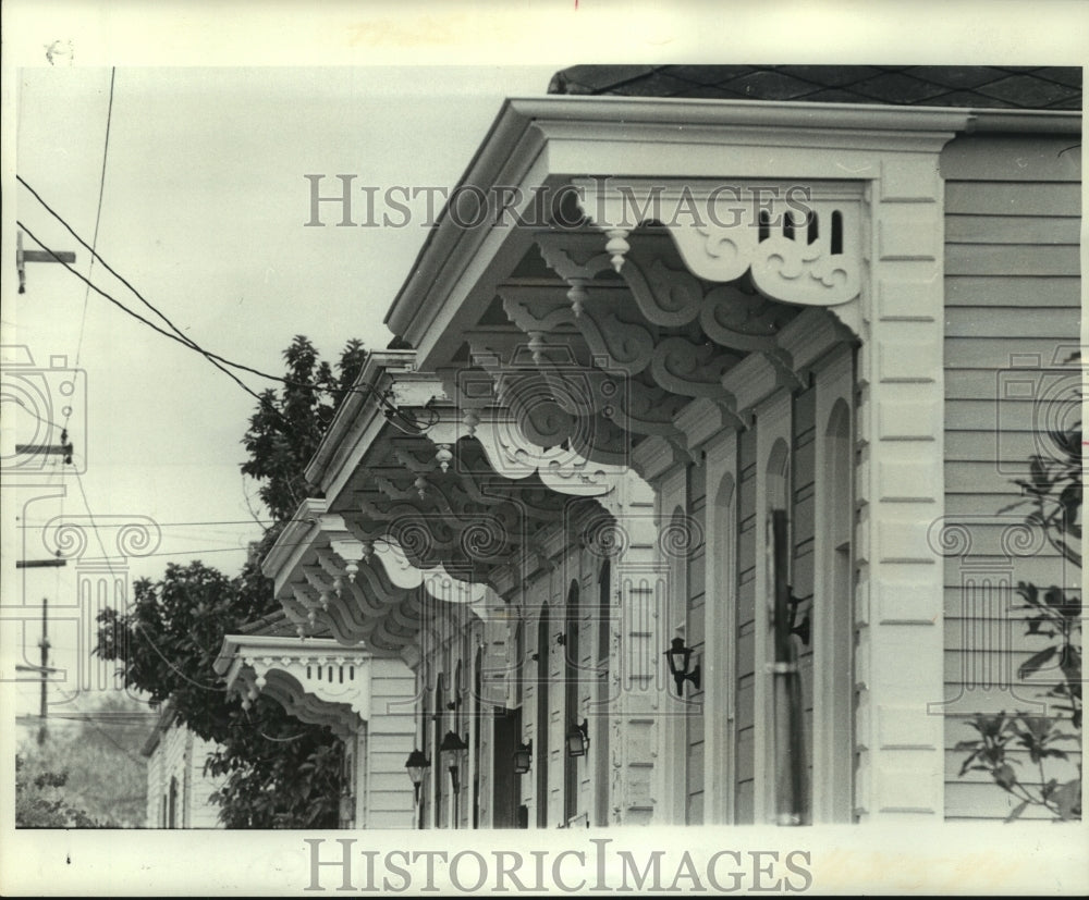 Press Photo Shotgun homes on Constance Street have unusual roof brackets - Historic Images