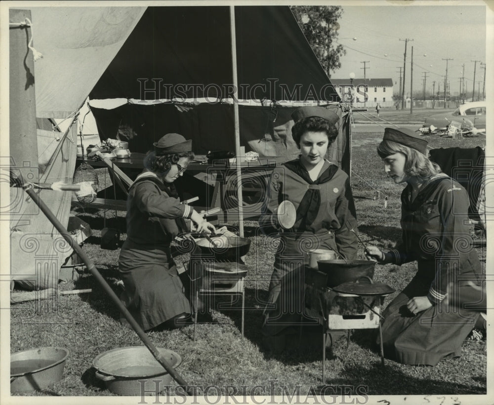 1960 Press Photo Mariner Senior Scouts demonstrate cooking outdoors - nob25045 - Historic Images