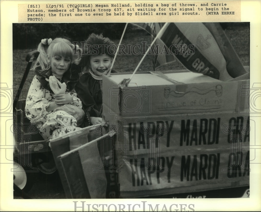 1991 Press Photo Megan Holland and Carrie Hutson waiting for parade to start - Historic Images