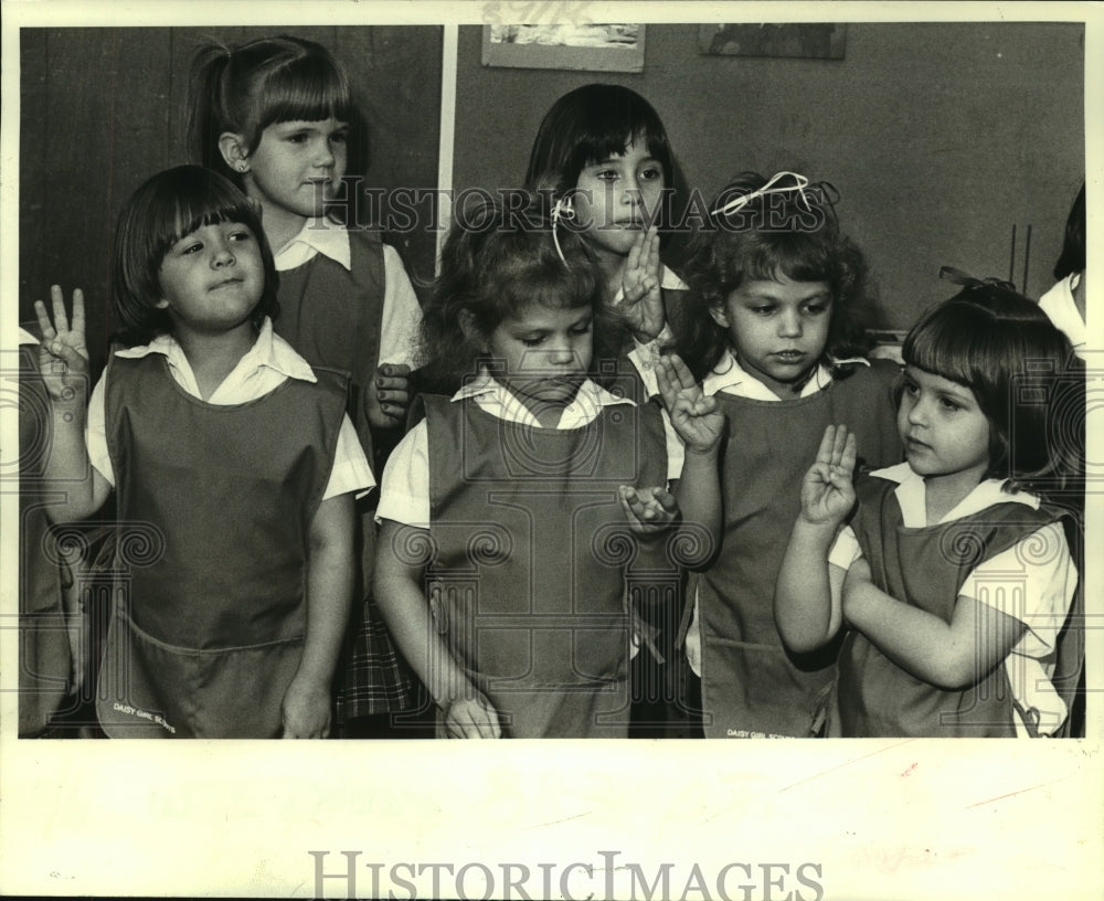 1984 Press Photo Daisy Scouts of Troop 351 take pledge at Investiture Ceremony - Historic Images