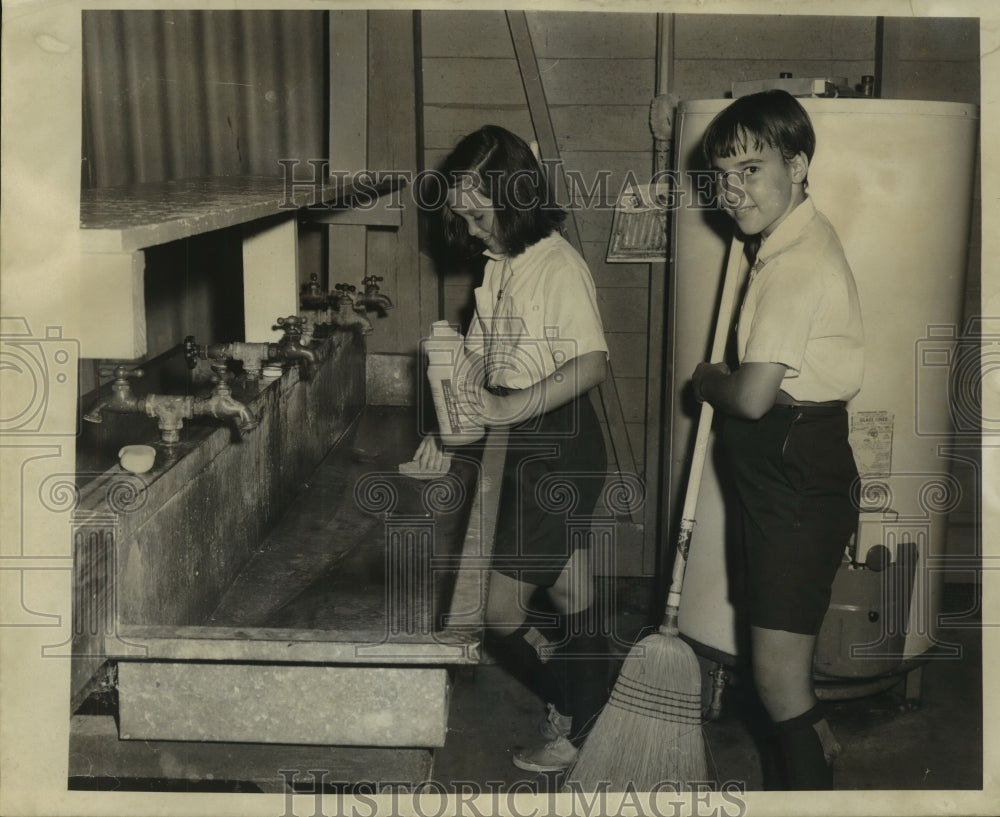 1969 Press Photo Moira Fuller &amp; Lynette Culotta at Girl Scouts&#39; Camp Covington - Historic Images