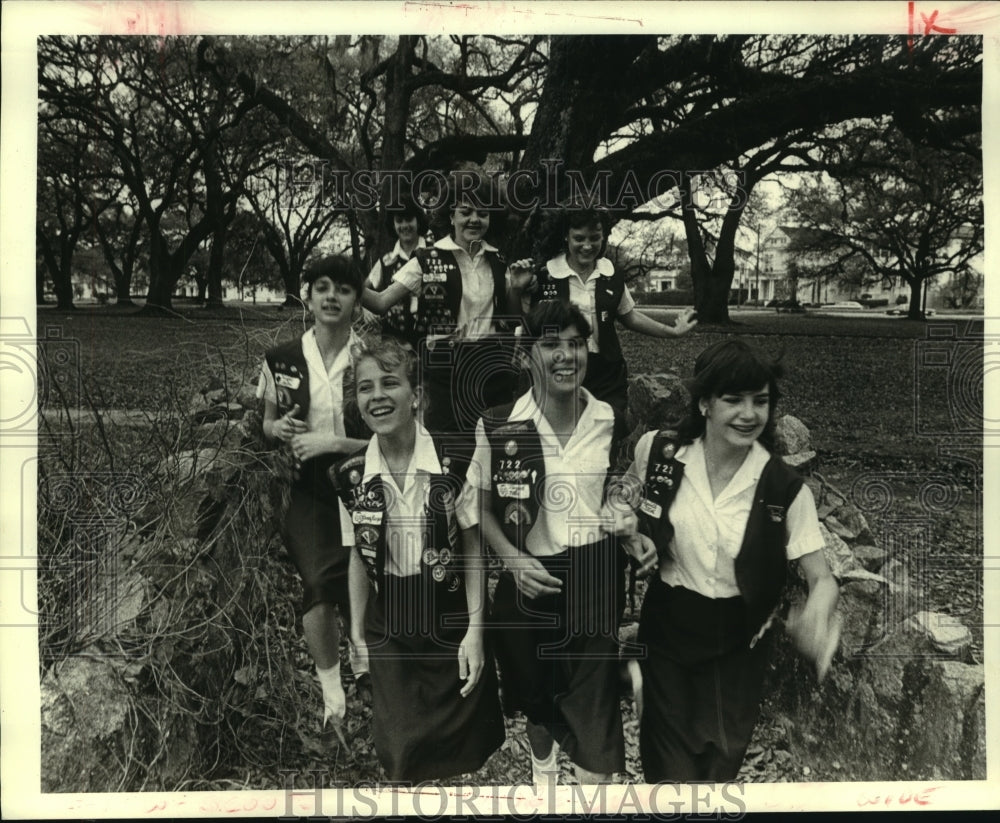 1984 Press Photo Girl Scout Troop 722 hiking at the City Park Trail - nob25057 - Historic Images