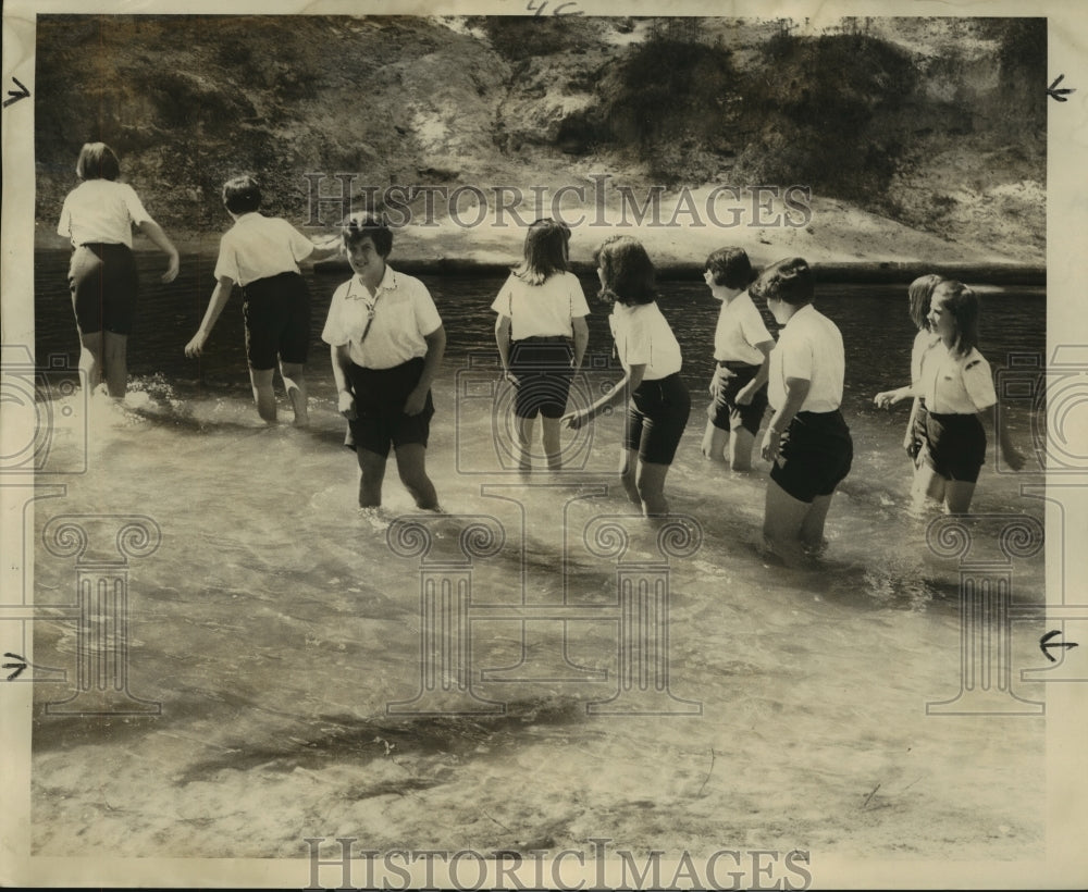 1968 Press Photo Cold water stream hike at Covingtont Girl Scout Camp - Historic Images