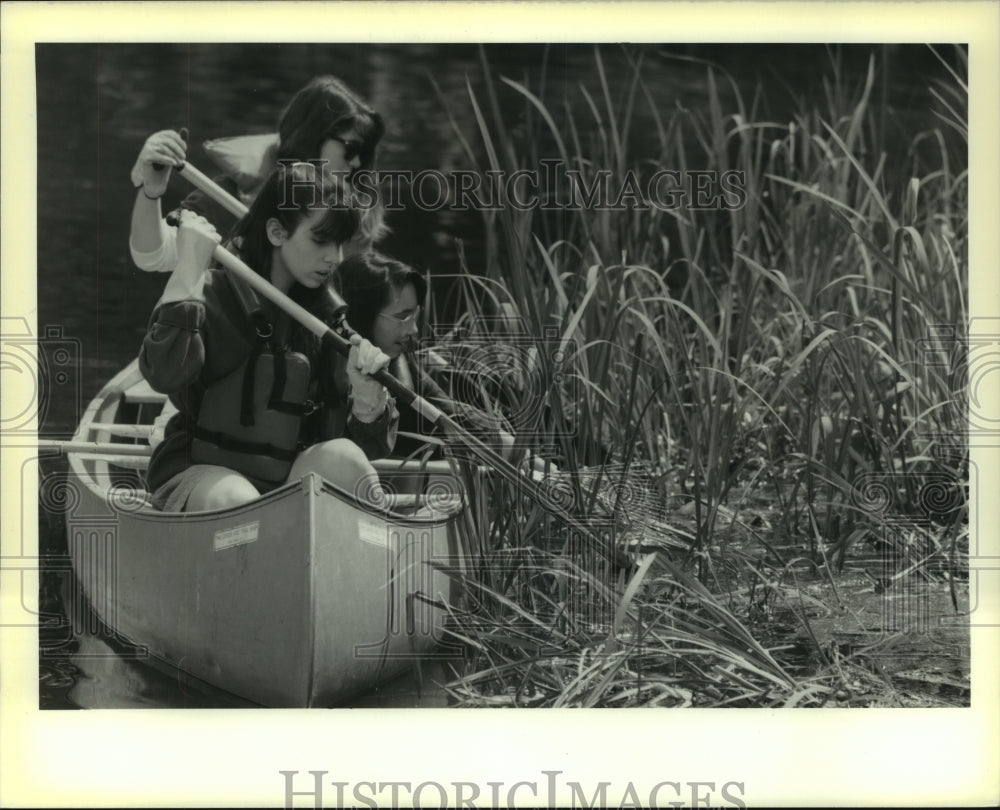 1990 Press Photo Girl Scout members cleaning the Audubon Park Lagoon - Historic Images